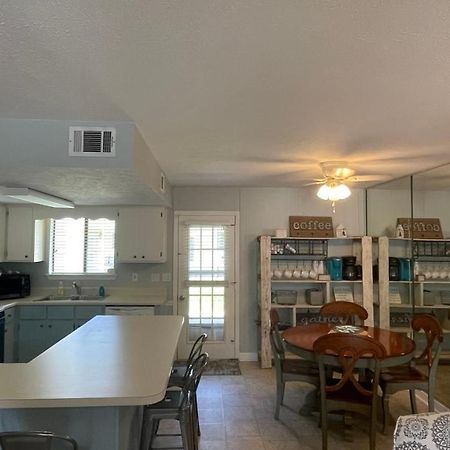Sunny Daze, Desirable Kid Friendly Resort, 3 Minute Walk To The Beach, Resort Beachside Pool & Restaurant パナマシティービーチ エクステリア 写真